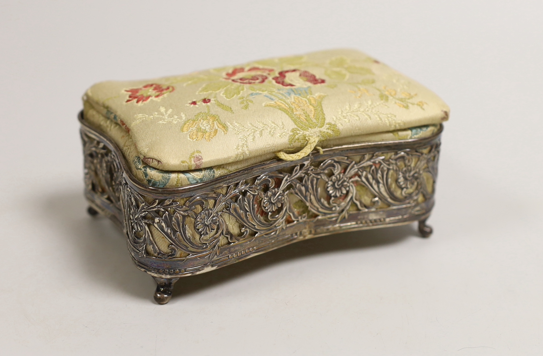 An Edwardian silver mounted fabric pin cushion/trinket box, Joseph Gloster Ltd, Birmingham, 1907, 12.8cm.